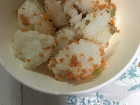 離乳食完了期 鮭フレークと細ごぼうの混ぜおにぎり レシピ 作り方 By Xmickyx 楽天レシピ